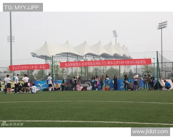 著名足球明星在北京举办慈善赛引发球迷热潮和媒体关注